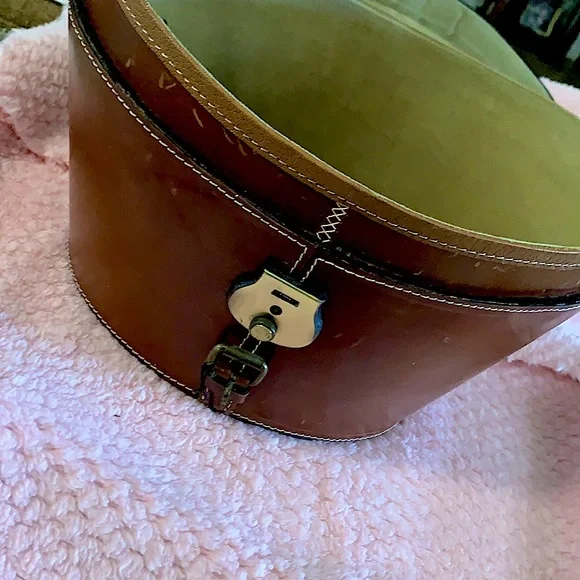 Authentic LEATHER Top🎩 Oval Box,Buckle Lock&Key Carryin Case Luxe Velvet Lined - Picture 4 of 16